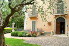 Apartment in historic villa with pool and Tennis